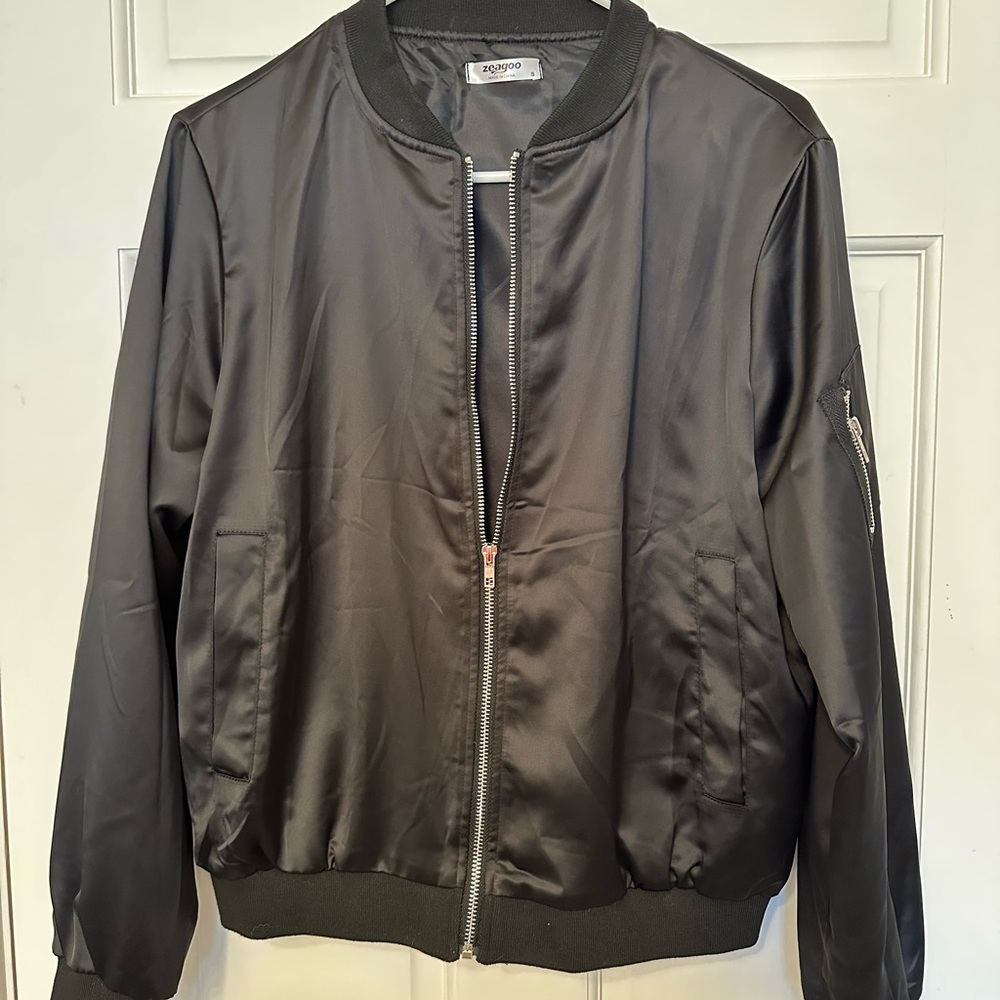 Zeagoo Black Bomber Jacket with Ribbed Cuffs and Zip Closure